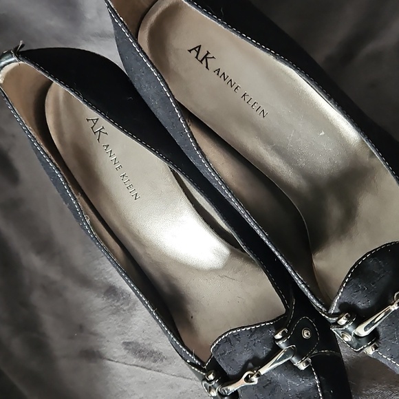 Anne Klein Size 10M Black And Silver Logo Pattern High Heels - Picture 4 of 7